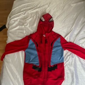 it’s from the brand marvel, it’s a size M. In the inside I very good and soft!